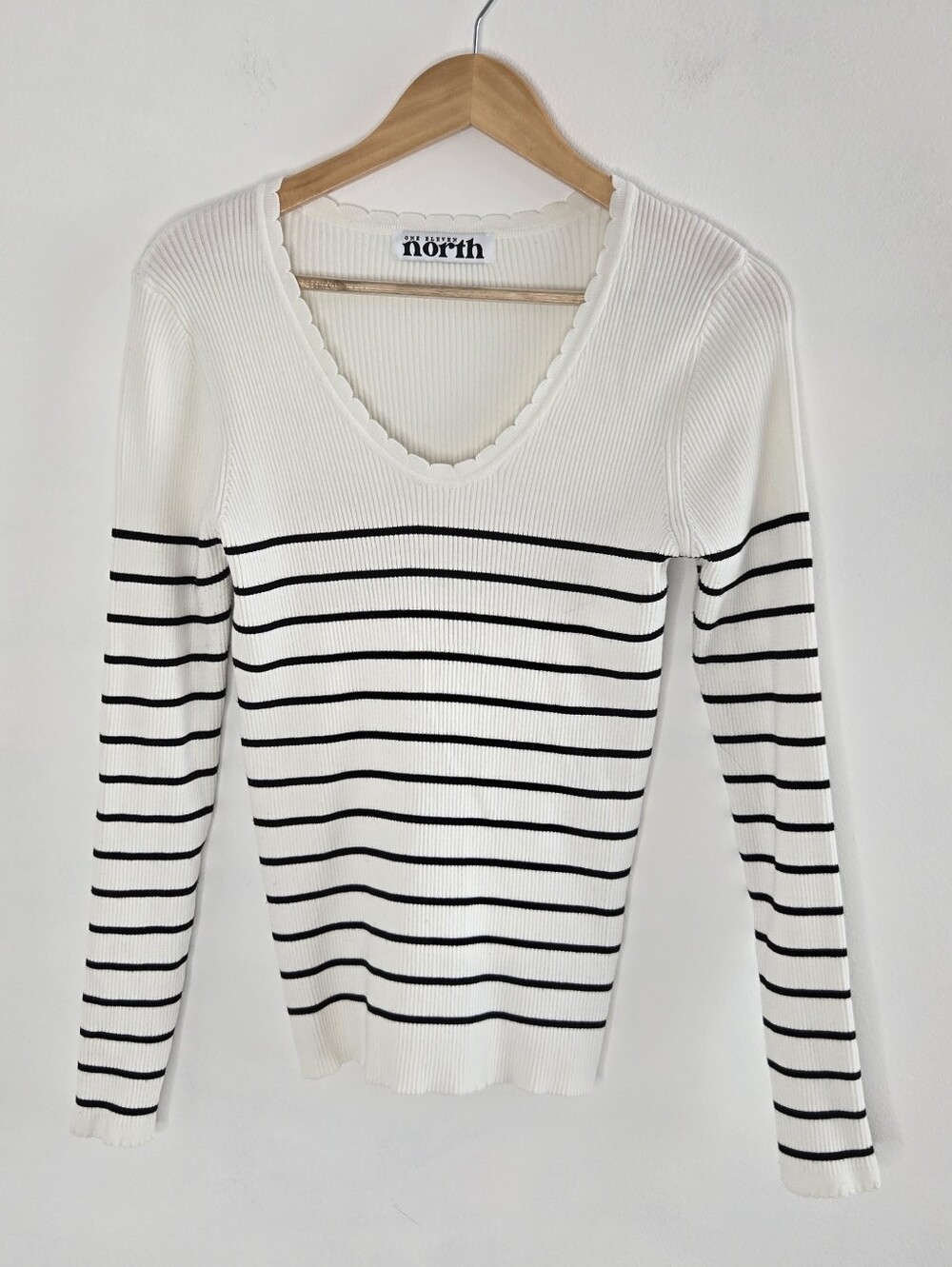 One Eleven North White & Black Striped V-Neck Sweater Size Small